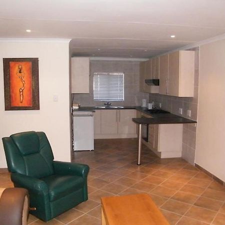 Airport Lodge Guest House Kempton Park Esterno foto
